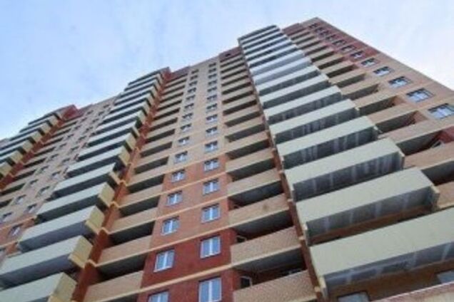 Киевлянка выпала из окна многоэтажки, пытаясь снять шторы