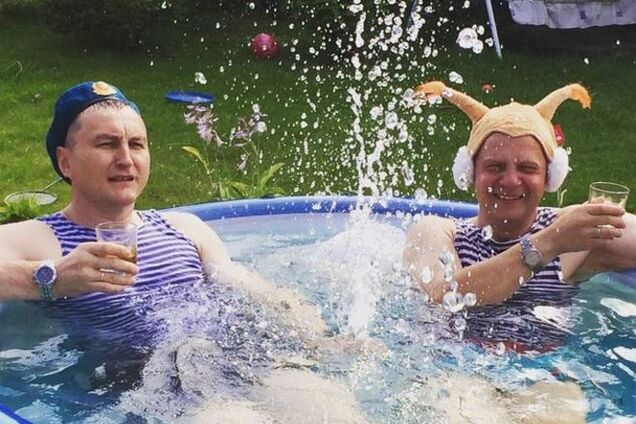 Белочки в фонтанах. Пьяные российские тельняшки отгуляли день ВДВ: фото и видеофакт