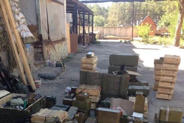 В зоне АТО нашли крупные арсеналы оружия добровольцев: опубликованы фото