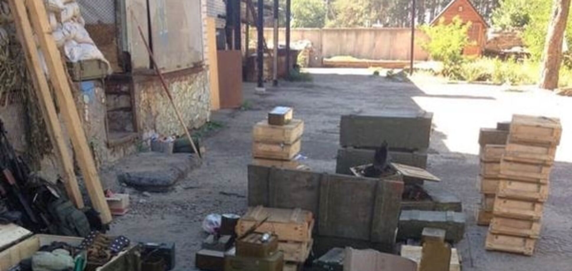 В зоне АТО нашли крупные арсеналы оружия добровольцев: опубликованы фото