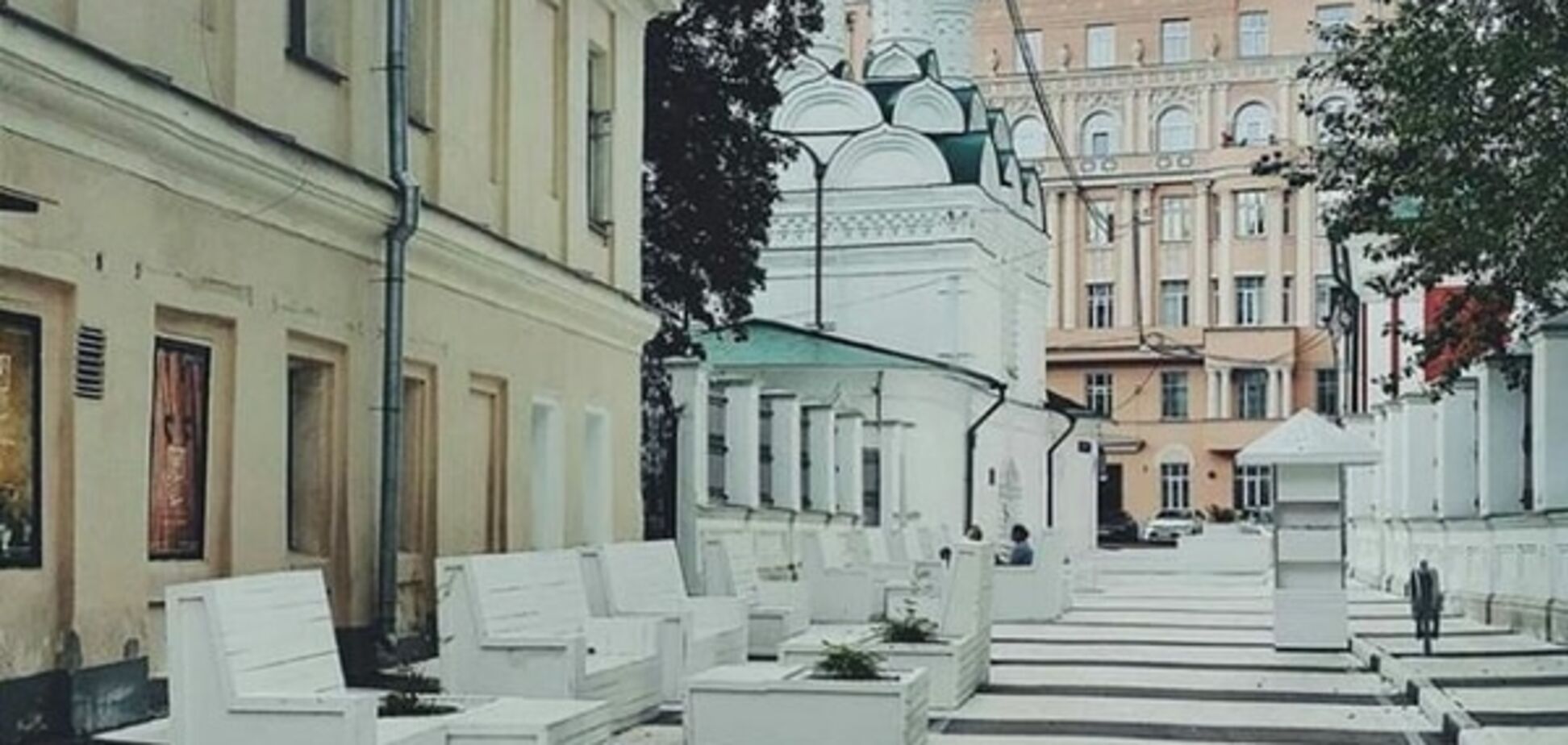 'Дорога в Кащенко': у Москві з'явилася смугаста зона відпочинку 'вирвиоко'. Фотофакт