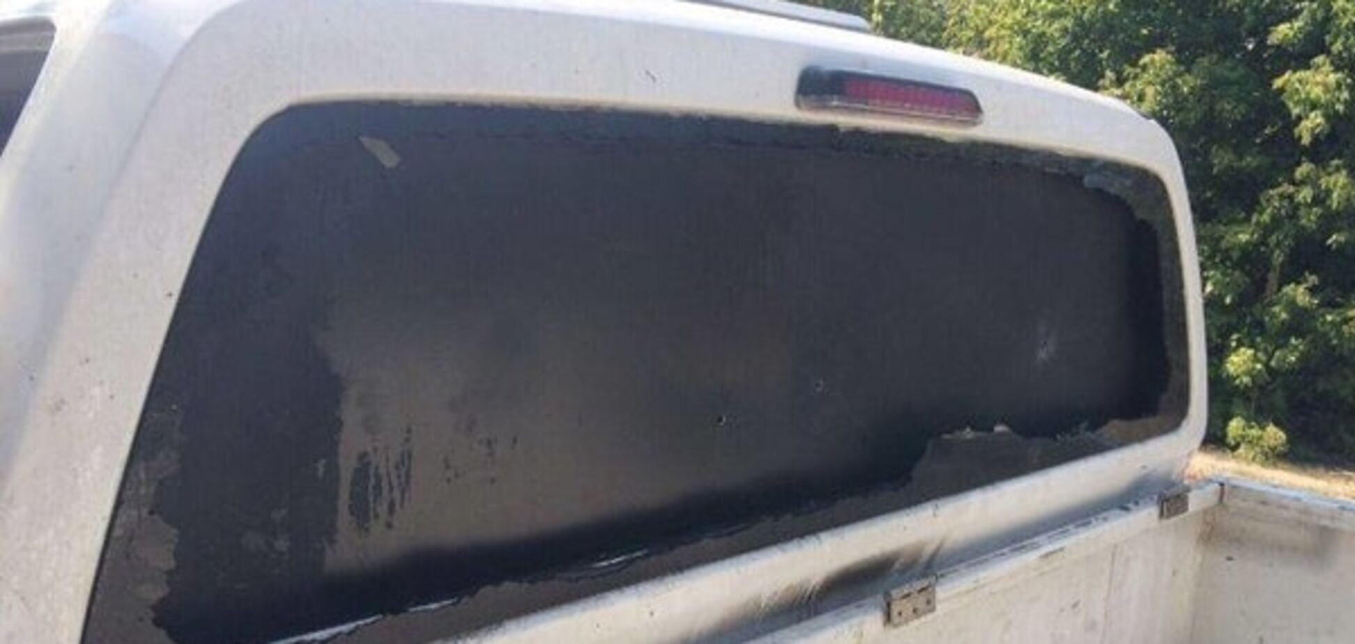 'Мирні контрабандисти' Луганщини розстріляли авто мобільної групи: фотофакт