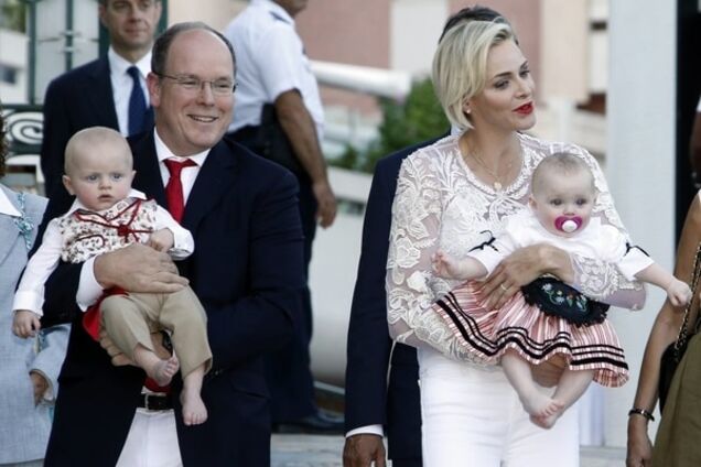 Первый выход в свет: 8-месячные принц и принцесса Монако побывали на пикнике. Фото венценосных малышей