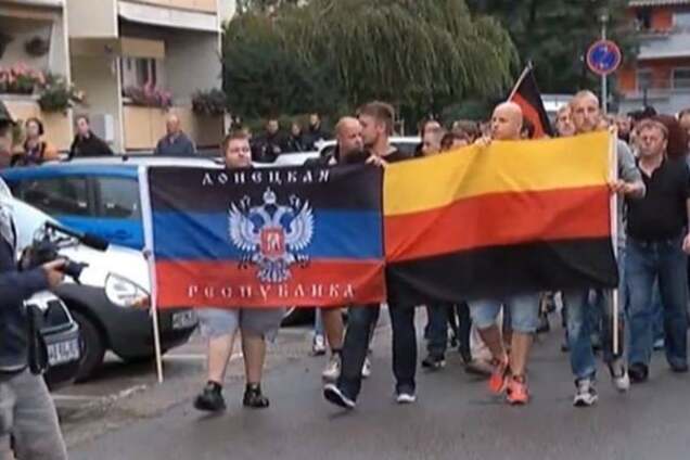 Неонацисты в Германии размахивали флагом 'ДНР': фотофакт