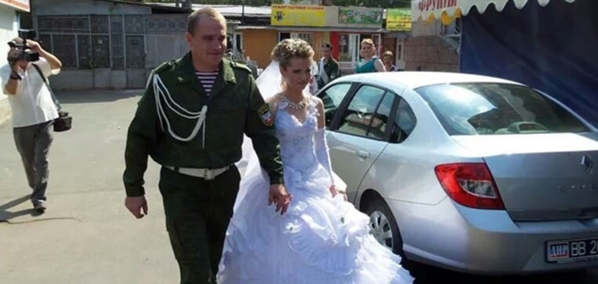 На Донбассе террористы женятся на местных девушках 'понарошку'