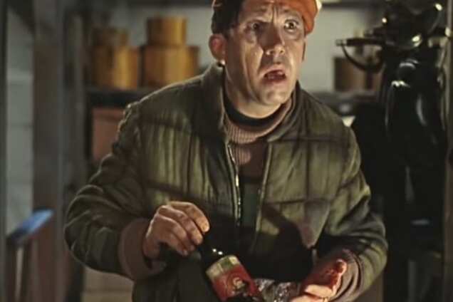 Пьянству - бой! В сети появилось шокирующее видео расправы 'карателя' над алкоголем 'аватаров'