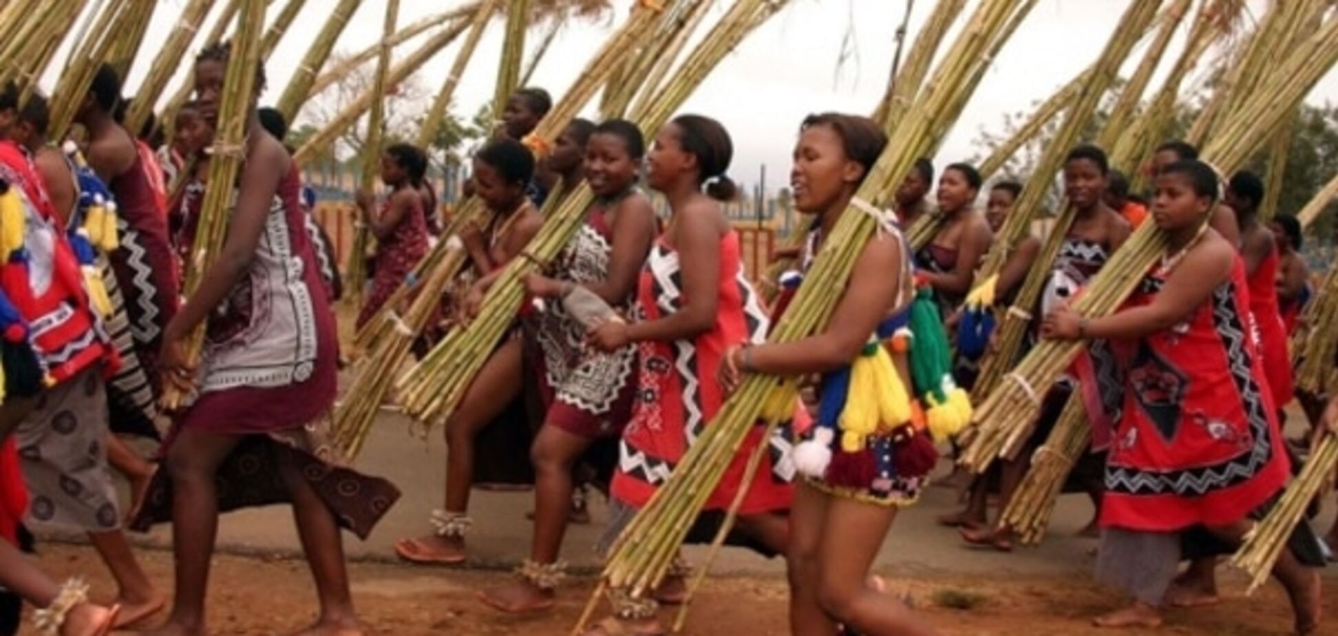 В жутком ДТП погибли 65 невест короля Свазиленда