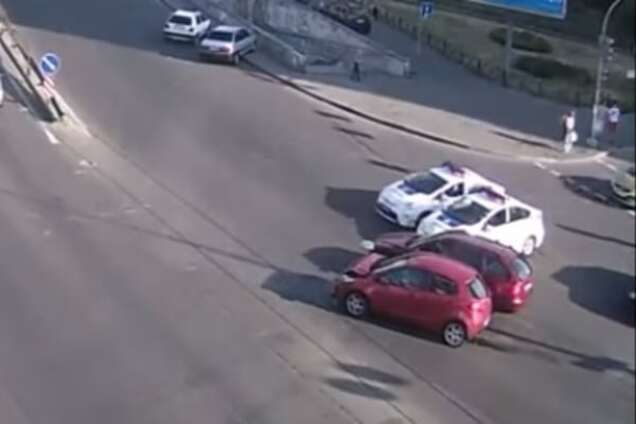 У Києві дівчина на очах поліції вчинила ДТП: відео аварії