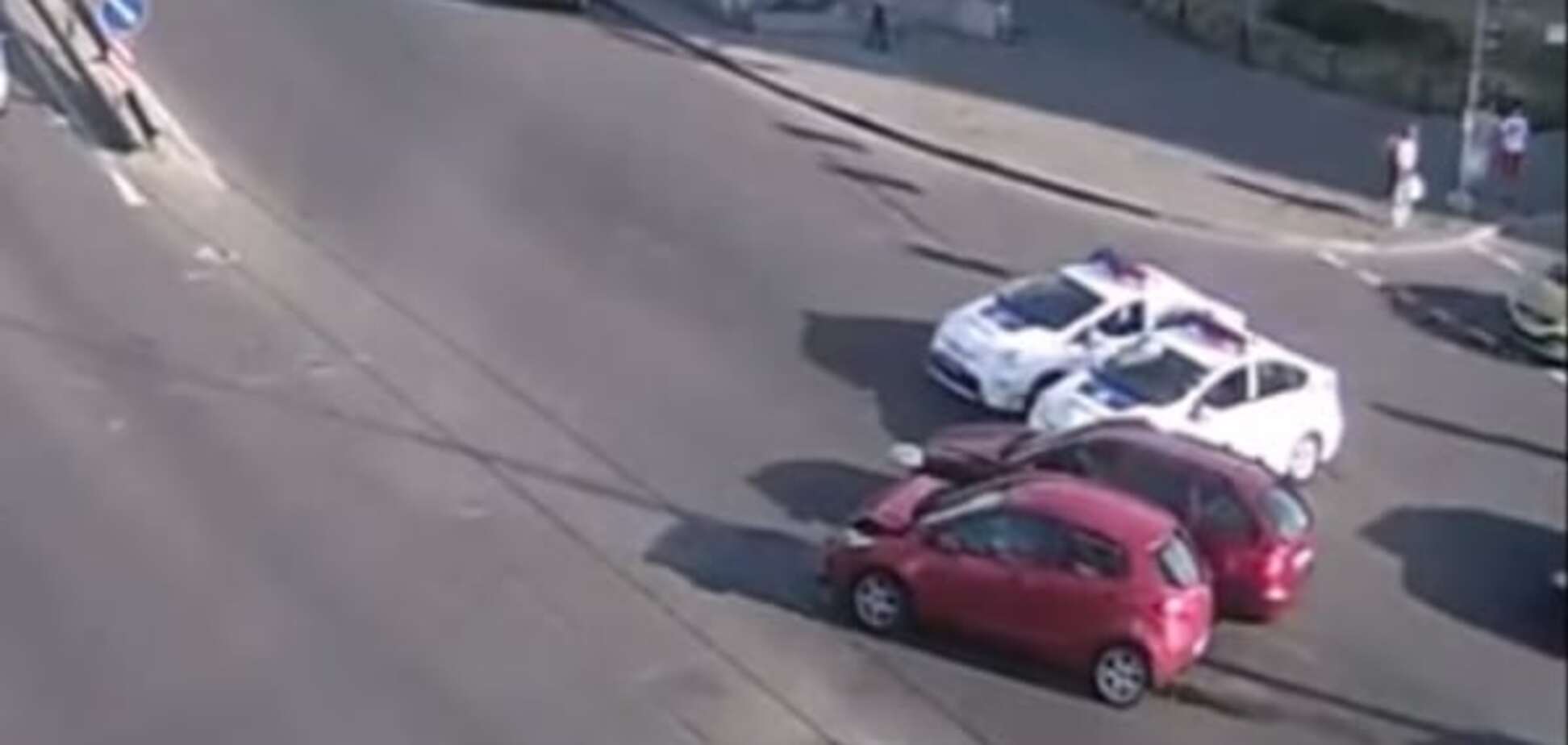 У Києві дівчина на очах поліції вчинила ДТП: відео аварії