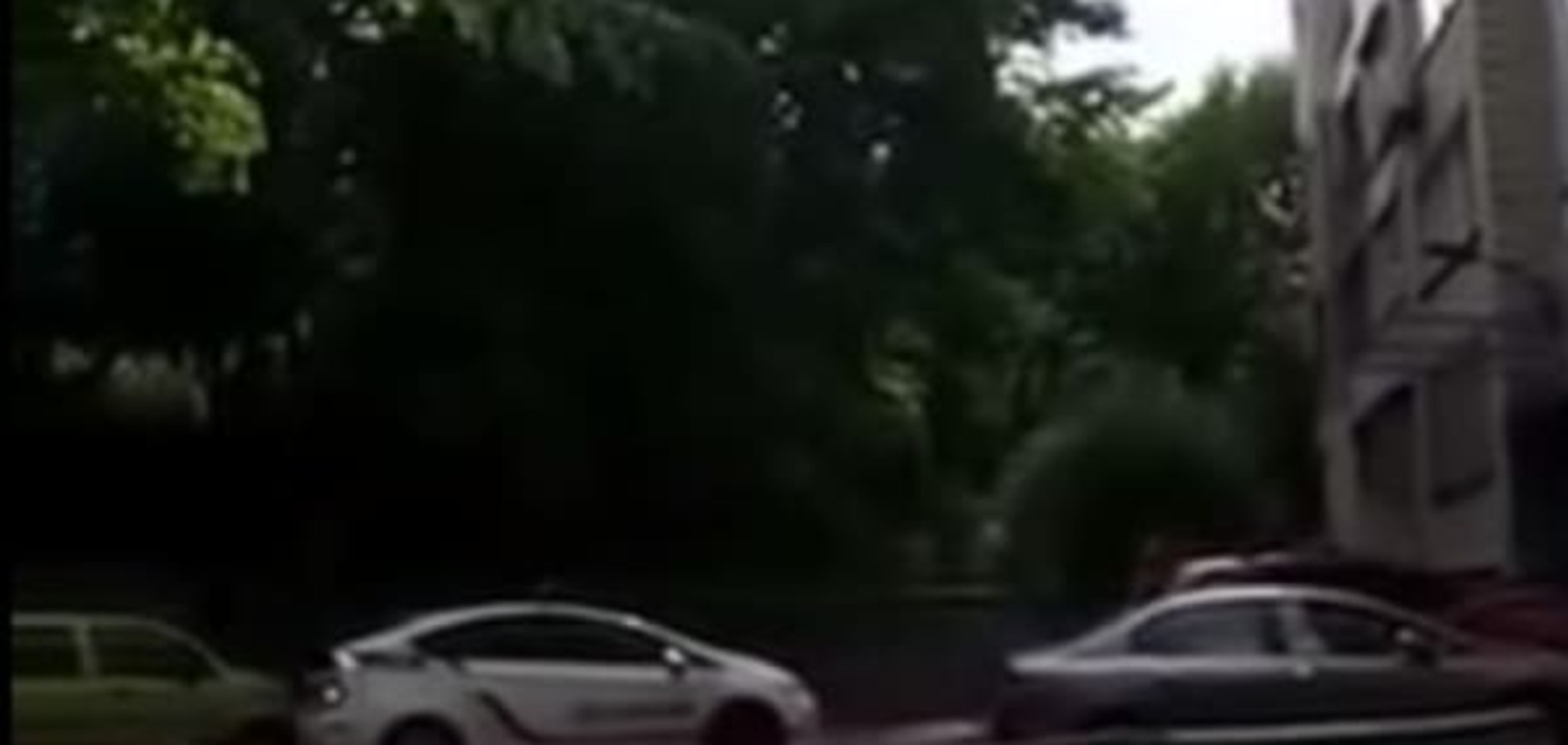 В Киеве полиция попала в курьезное ДТП во дворе: видео аварии