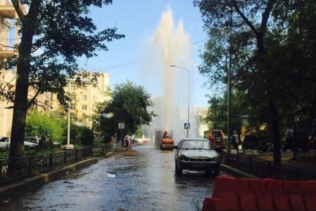 В Москве забил фонтан из сточных вод: фотофакт