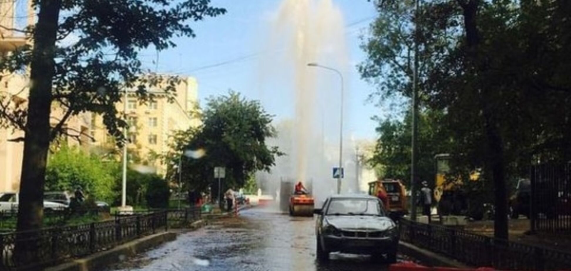 В Москве забил фонтан из сточных вод: фотофакт