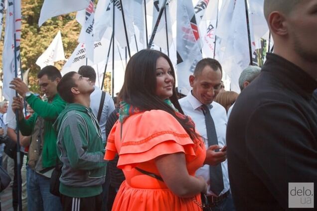 Помощница депутата, взорвавшая соцсети пышным бюстом, пришла на митинг под Радой в модном образе
