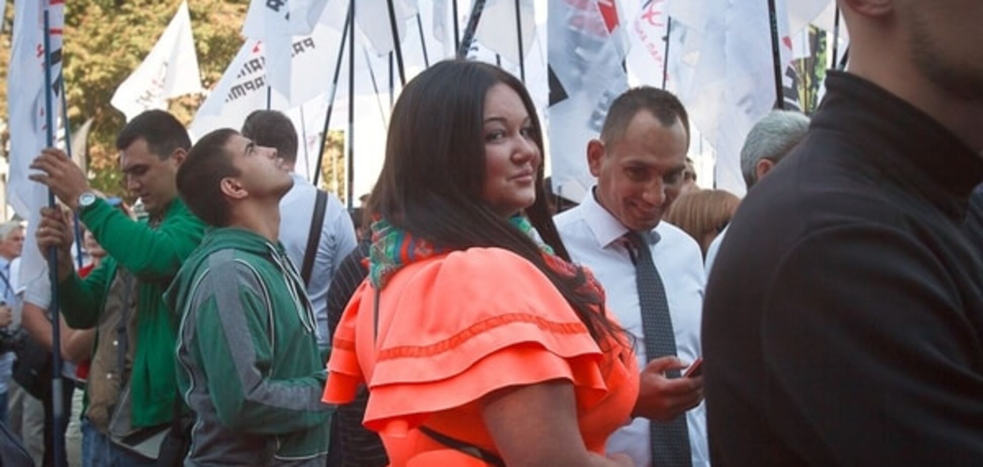 Помощница депутата, взорвавшая соцсети пышным бюстом, пришла на митинг под Радой в модном образе