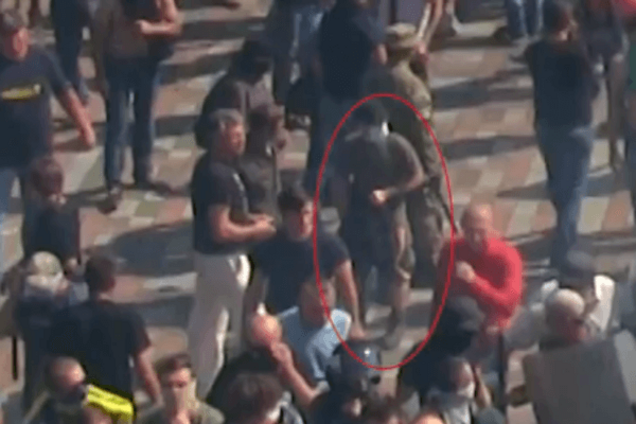 Камеры у Рады засняли мужчину-гранатометателя: видеофакт
