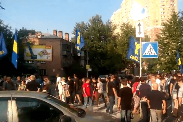В Киеве свободовцы перекрыли дорогу и пикетировали милицию