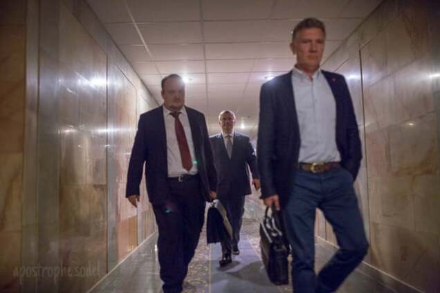 Журналист 'поймал' бегущих из Рады нардепов: фотофакт