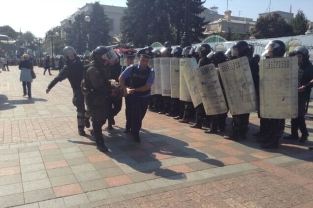 У стен Рады ранили 69 бойцов Нацгвардии: опубликованы фото и видео