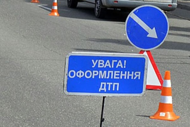 У Києві легковик 'вбився' об маршрутку. Є постраждалі
