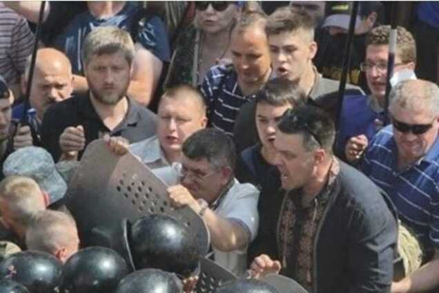 В соцсетях 'спалили' Тягнибока, бьющего нацгвардейца: фотофакт