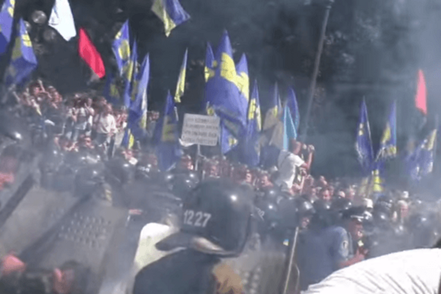 Обнародовано новое видео взрыва гранаты возле Рады