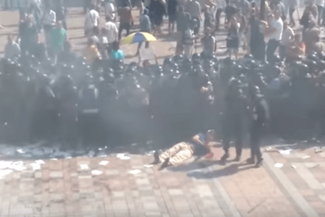 Появилось замедленное видео броска боевой гранаты в правоохранителей под Радой