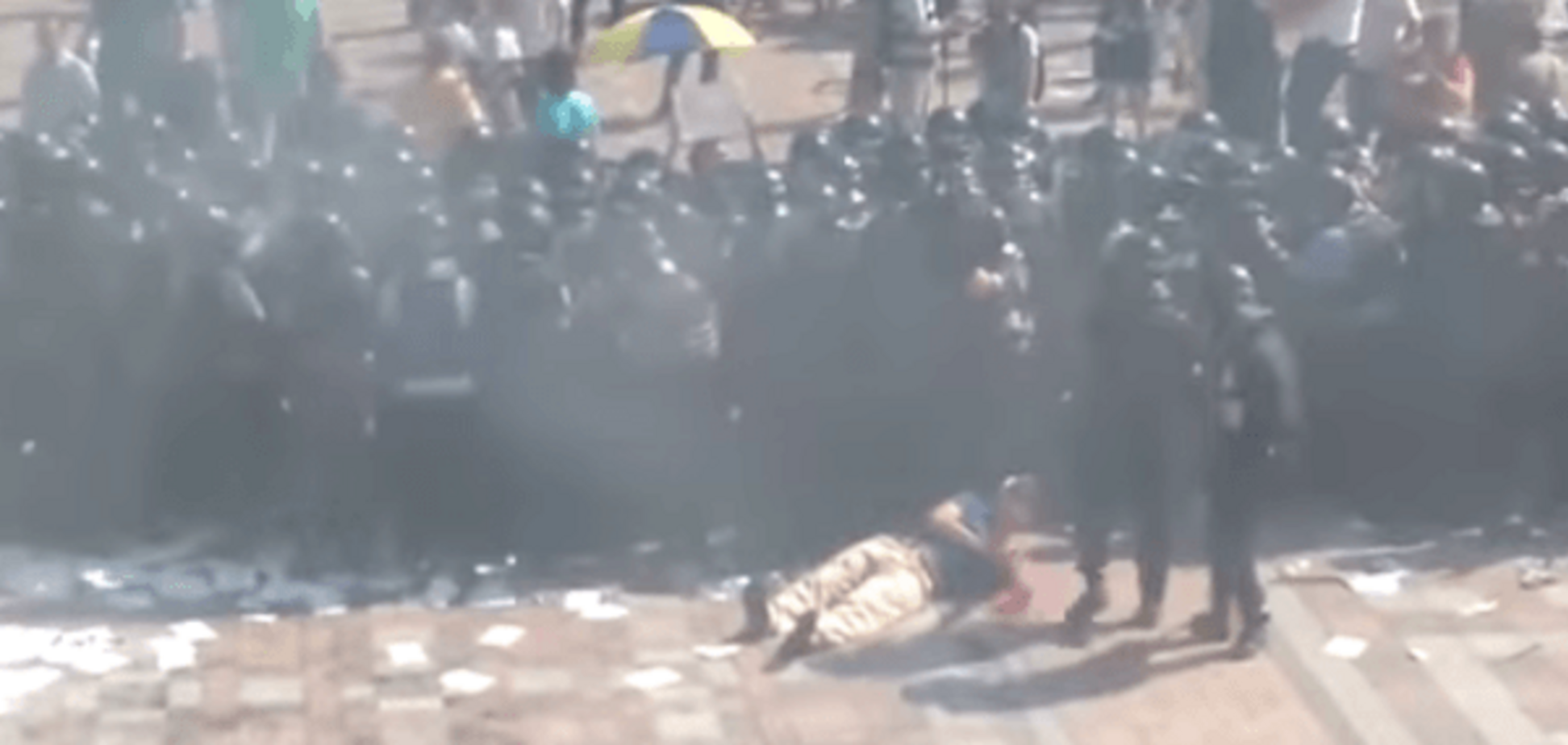 Появилось замедленное видео броска боевой гранаты в правоохранителей под Радой