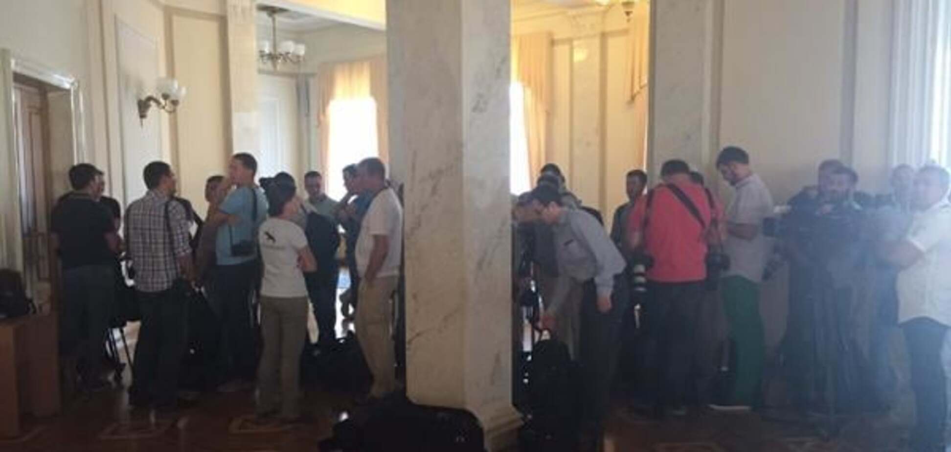 Депутатов и журналистов не пускают в Раду