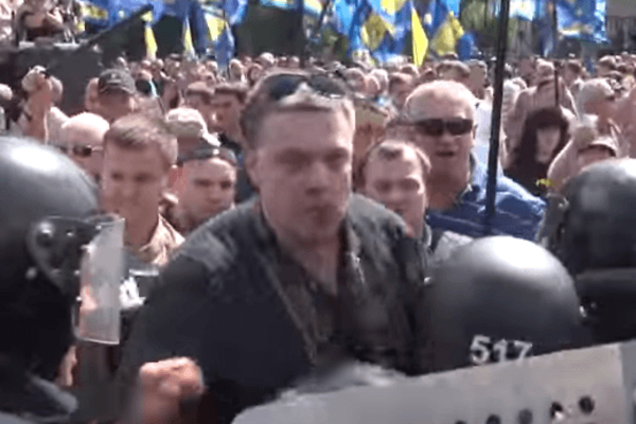 Стойте спокойно, идиоты! Появилось еще одно видео, как 'бешеный' Тягнибок матом 'спасал' нацгвардейцев