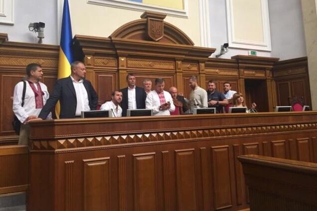 Радикальна партія заблокувала президію Ради: VIP-місця віддали жінкам