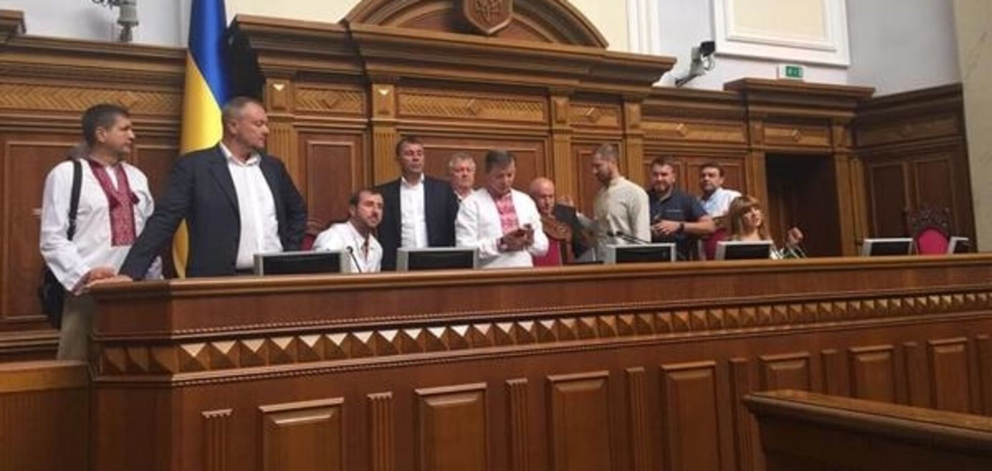 Радикальная партия заблокировала президиум Рады: VIP-места отдали женщинам