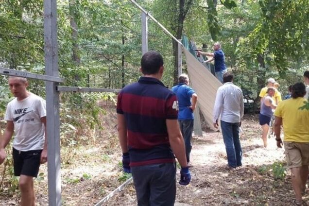 Активисты демонтировали незаконный забор вокруг 22 га леса в Лесниках
