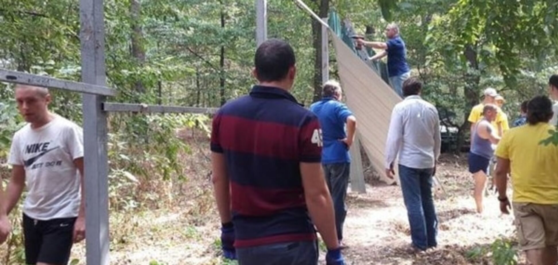 Активисты демонтировали незаконный забор вокруг 22 га леса в Лесниках 