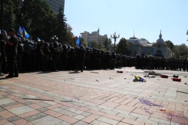 Під Радою помер боєць Нацгвардії - Кличко