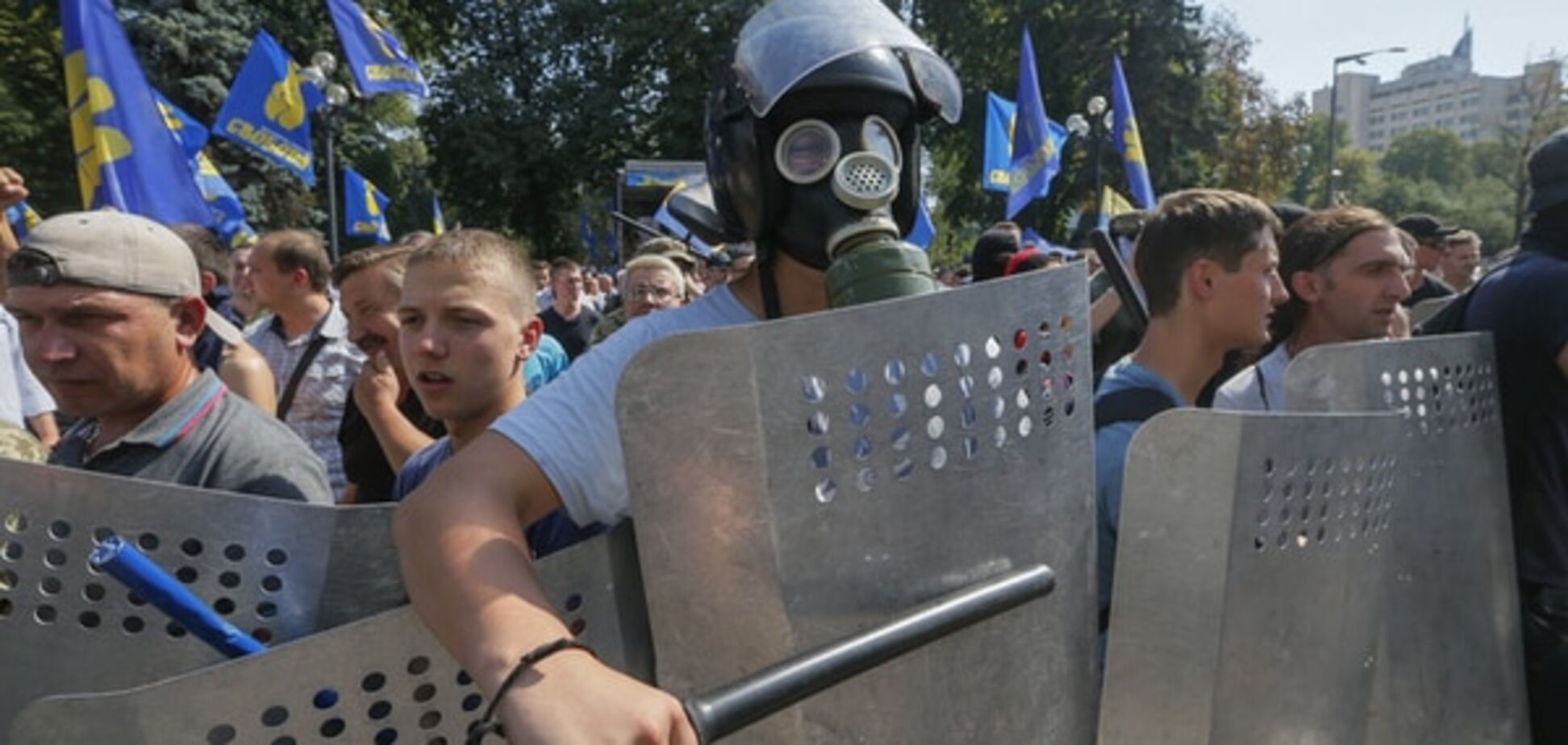 Порошенко назвал столкновения под Радой антиукраинской акцией