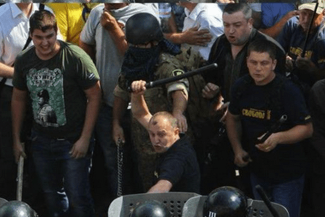 'Свободовцы' с дубинами и скальпелями 'засветились' на месте кровавой бойни под Радой