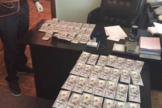 СБУ показала 'ковры' из долларов, с которыми 'взяли' двух высокопоставленных тюремщиков