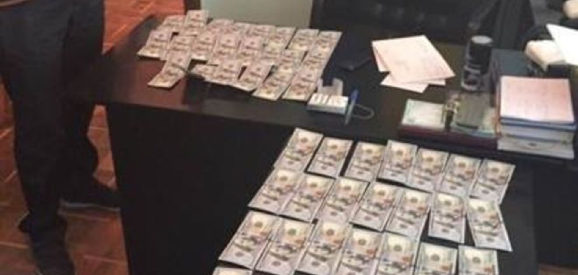 СБУ показала 'ковры' из долларов, с которыми 'взяли' двух высокопоставленных тюремщиков