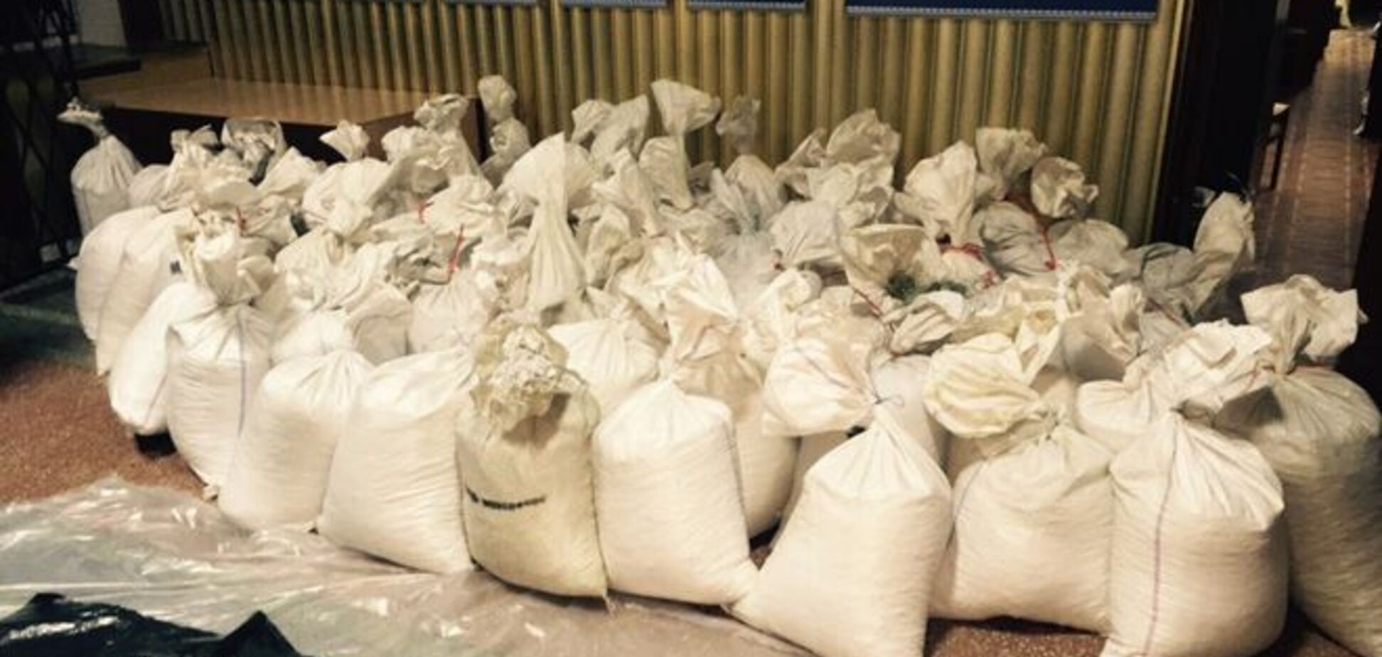 Мешки, набитые янтарем: силовики на Ривненщине задержали 2,5 тонн контрабанды