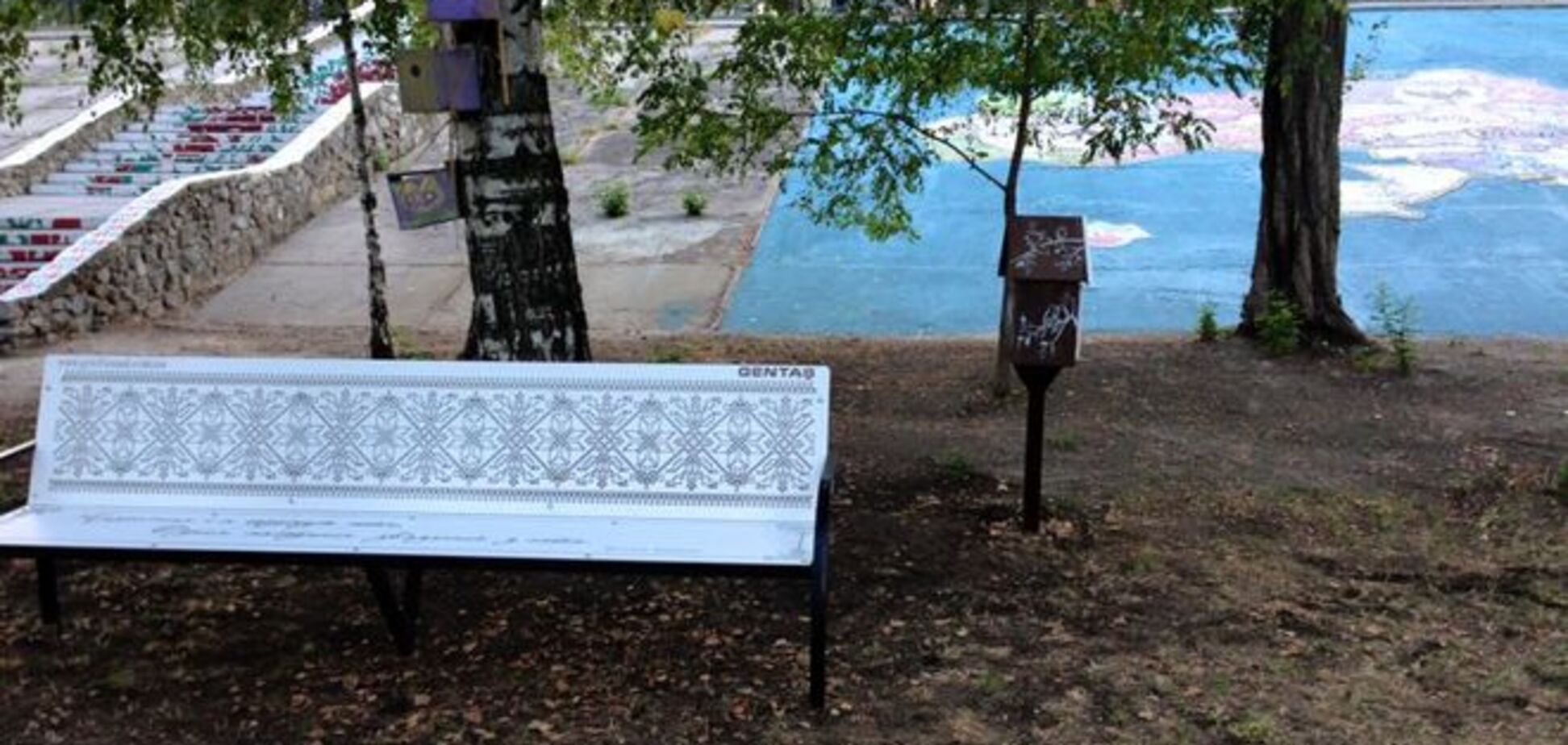 В Киеве появились патриотические лавочки-вышиванки: фотофакт