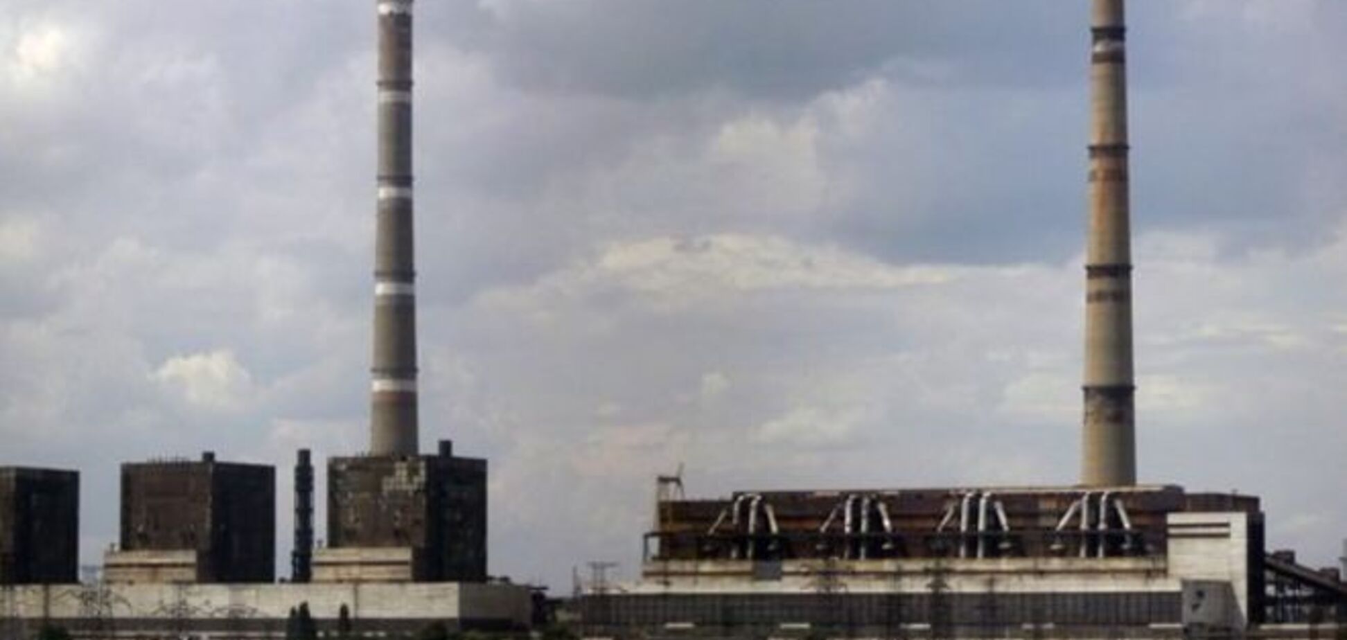 Артиллерийские обстрелы вывели из строя крупнейшую ТЭС на Донбассе