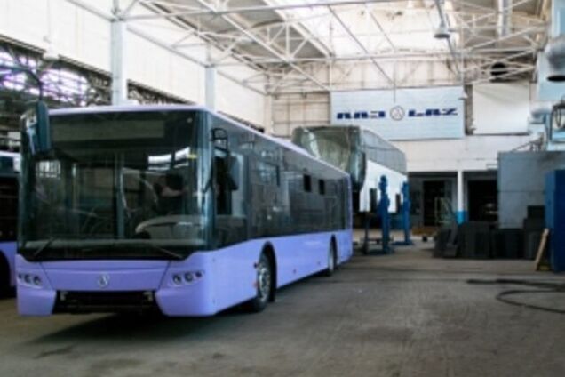 С территории Львовского автобусного завода вывозят имущество