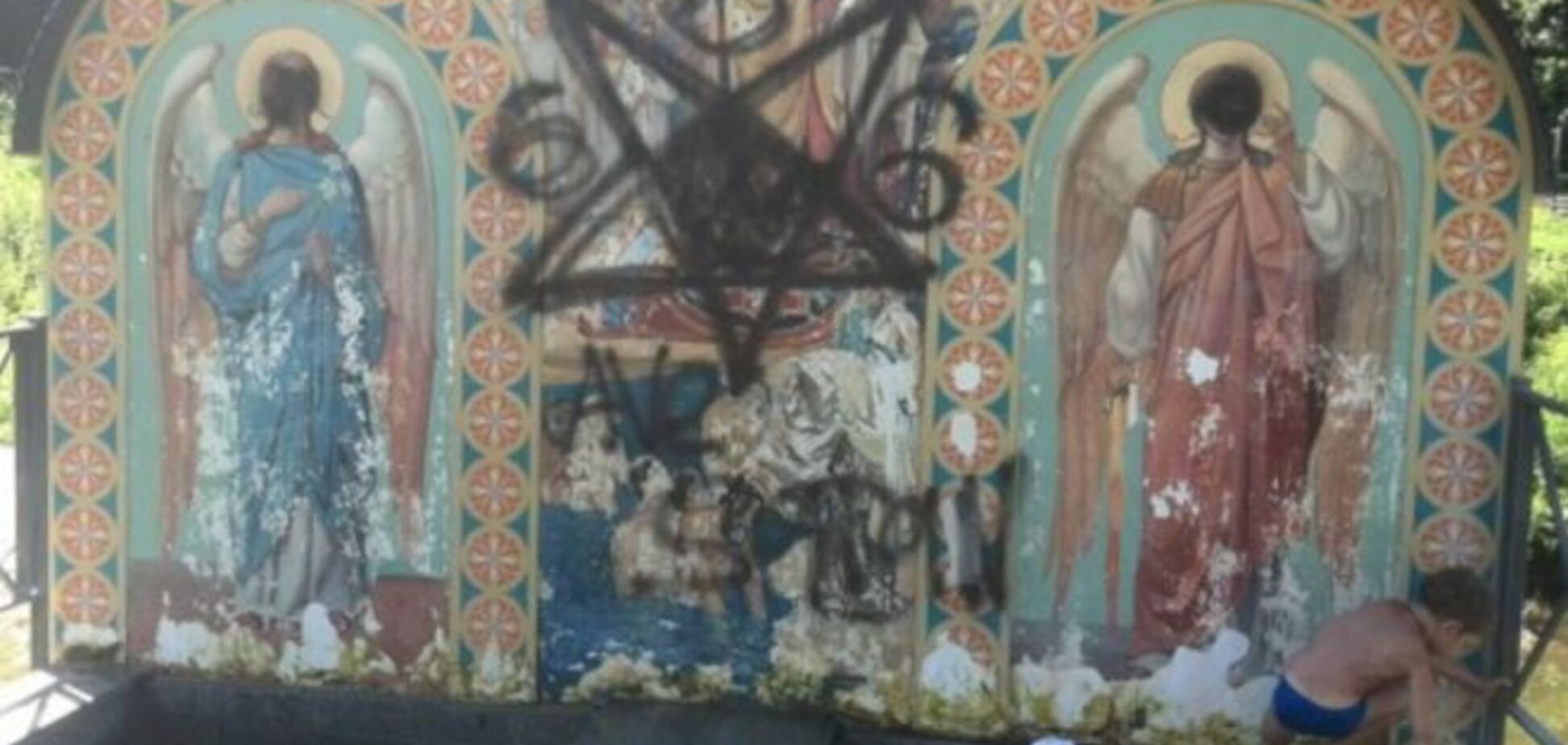 Сатанисты в Харькове 'украсили' иконостас числом зверя и перевернутой пентаграммой