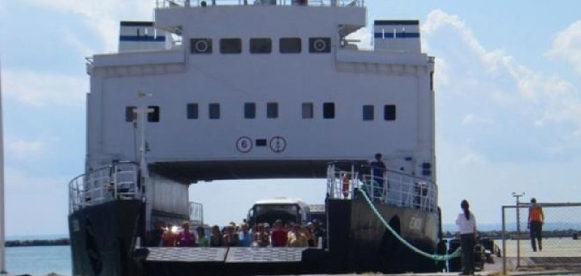 Тисячі росіян простояли в порту 15 годин, щоб відпочити в Криму