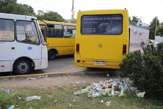 Кримський аеропорт зустрічає нечисленних туристів горами сміття: фотофакт