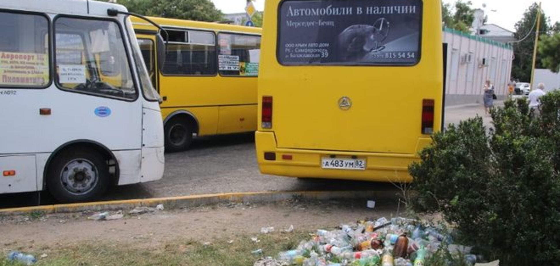 Крымский аэропорт встречает немногочисленных туристов горами мусора: фотофакт