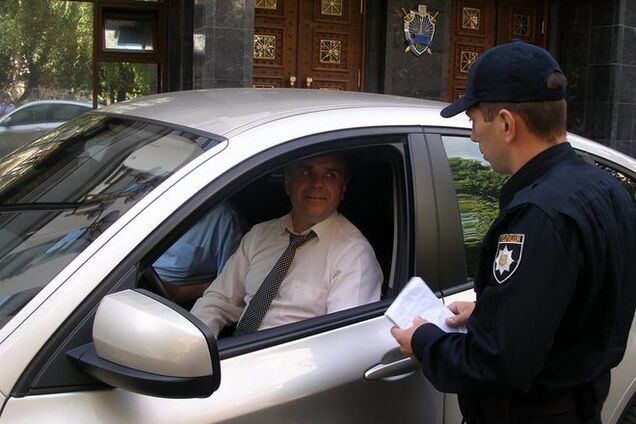 Полиция наказала 'героя парковки' из Генпрокуратуры: фотофакт