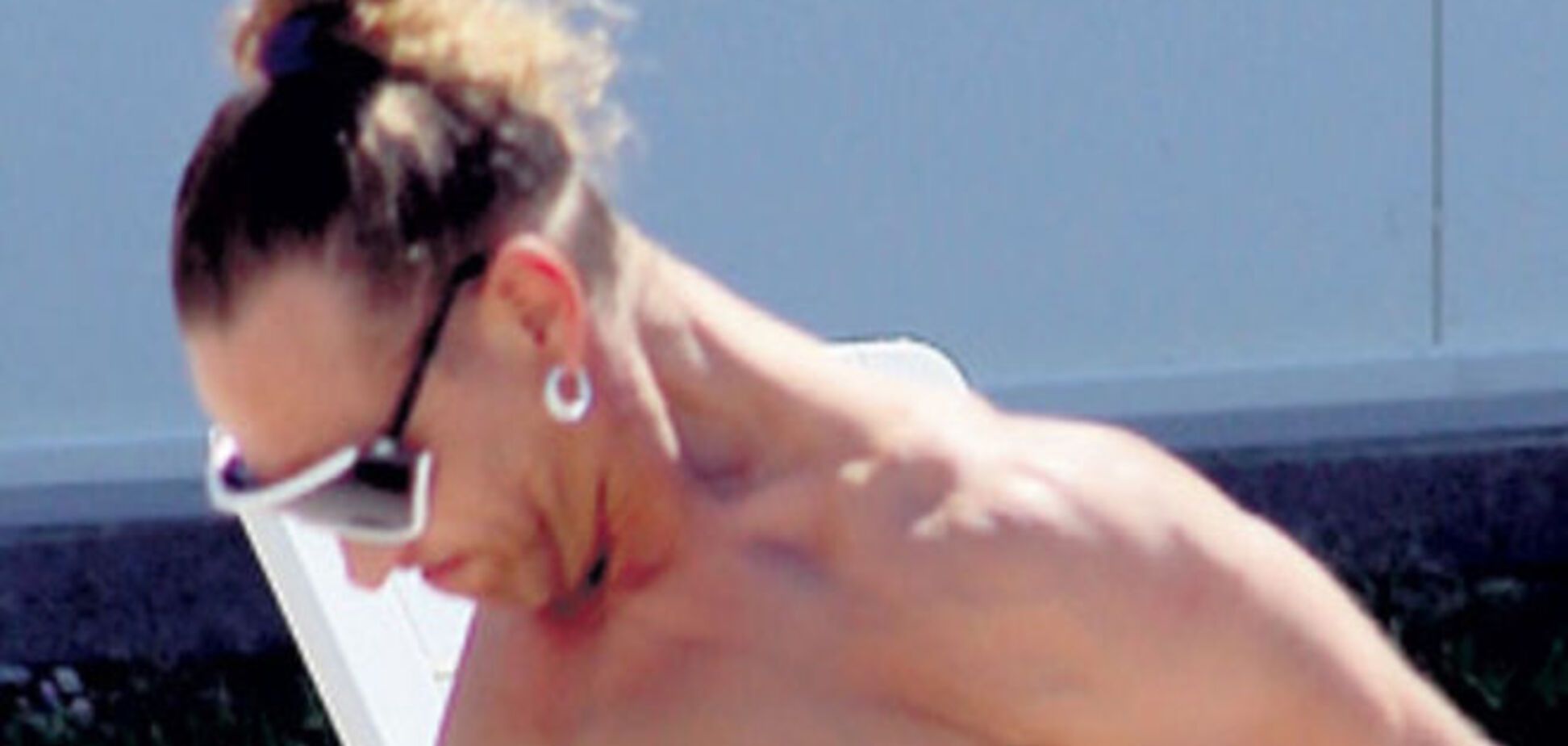 Тарзан в стрингах возмутил пенсионеров своим 'достоинством'