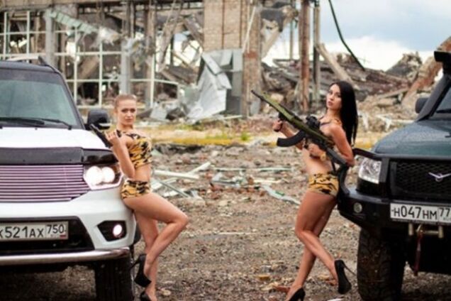 На крови защитников луганского аэропорта полуголые девицы с оружием устроили эротическую фотосессию