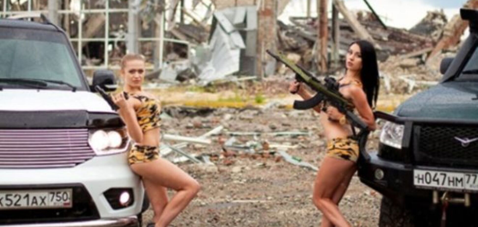 На крови защитников луганского аэропорта полуголые девицы с оружием устроили эротическую фотосессию